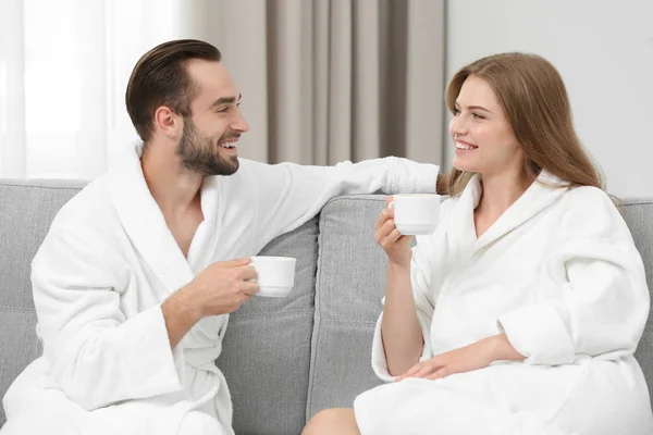 Young liefdevolle paar in badjassen — Stockfoto