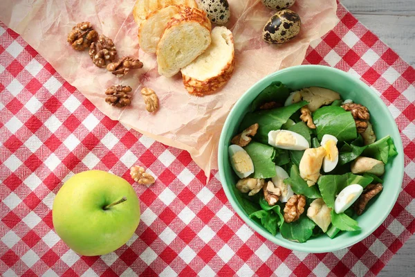 Salada com ovos de codorna e espinafre na tigela na mesa — Fotografia de Stock