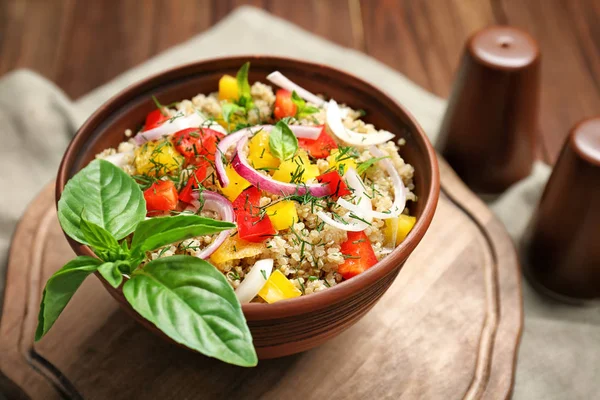 Sallad med quinoa och tomater — Stockfoto