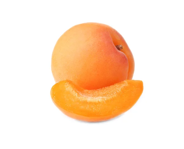 Čerstvé meruňky na bílém pozadí — Stock fotografie