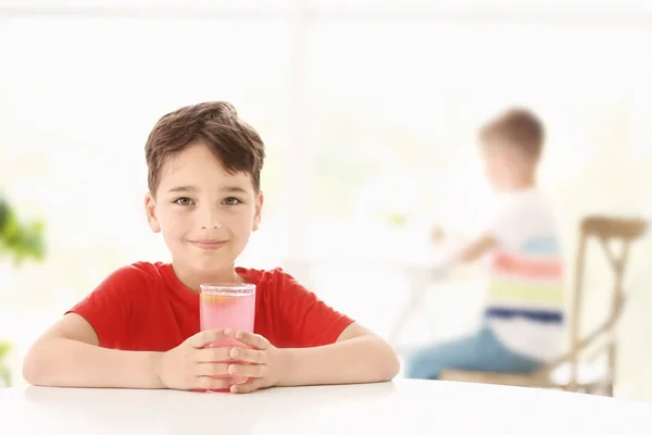Băiat drăguț cu pahar de limonadă proaspătă în cafenea — Fotografie, imagine de stoc