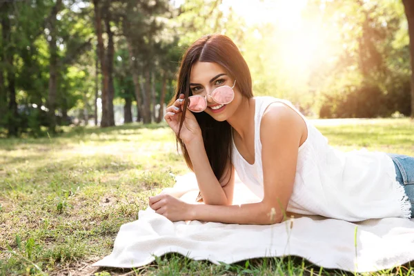 kadın parkta güneşlenme