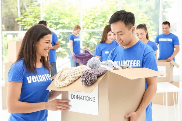 Dos Voluntarios Adolescentes Felices Sosteniendo Caja Con Donaciones Interior — Foto de Stock