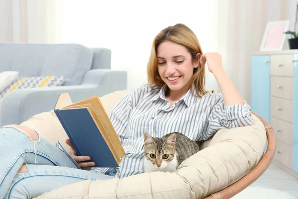 Jovem mulher com gato — Fotografia de Stock