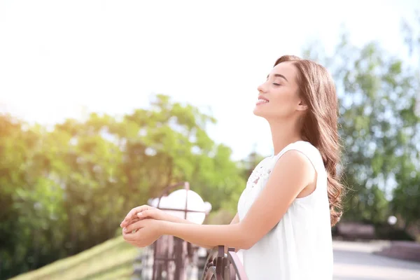 Hermosa mujer joven al aire libre — Foto de Stock