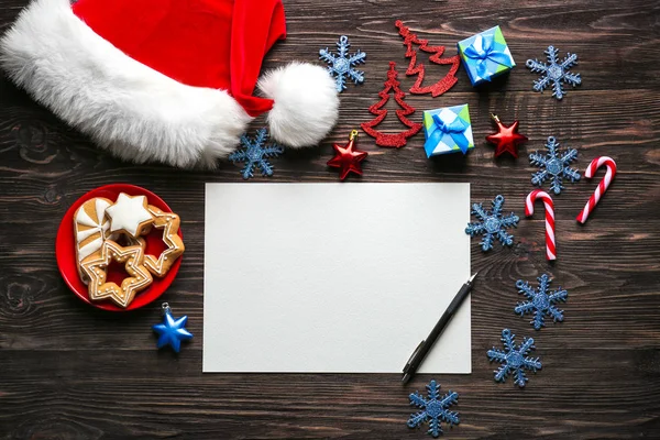 Composição com carta ao Papai Noel em mesa de madeira — Fotografia de Stock