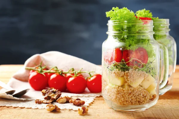 quinoa ile sebze salatası  