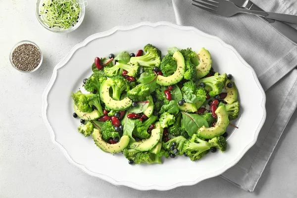 Salade Superfood avec avocat et haricots — Photo