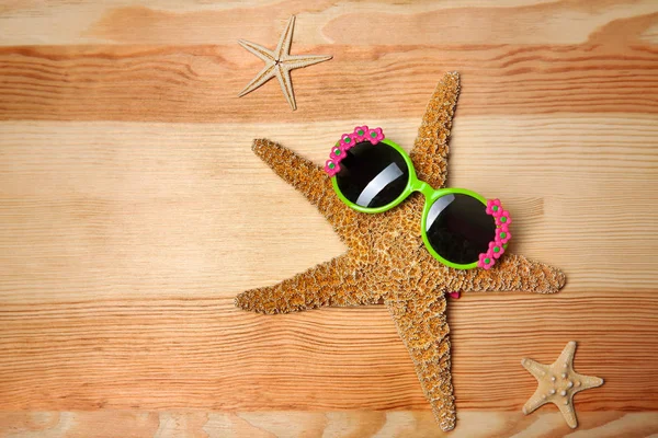 Çocuk güneş gözlüğü ve deniz yıldızı 