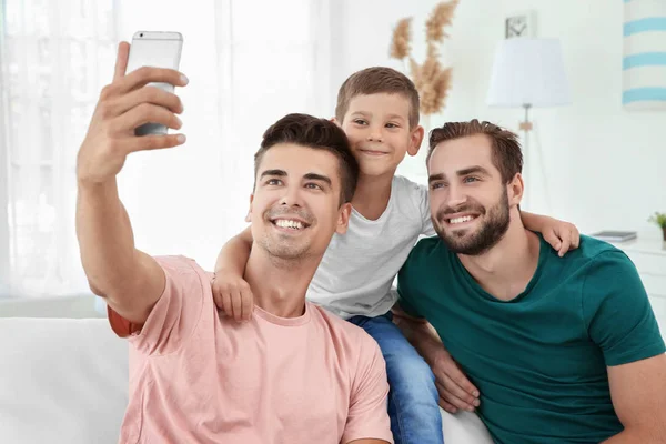 Couple gay masculin avec fils adoptif prenant selfie. Concept d'adoption — Photo