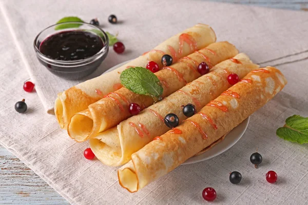 Frenk üzümü reçeli ile Pancakes — Stok fotoğraf