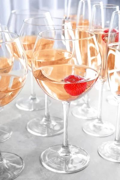 Delizioso vino con fragole — Foto Stock
