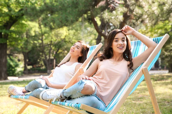 Mulheres jovens banhos de sol no parque — Fotografia de Stock