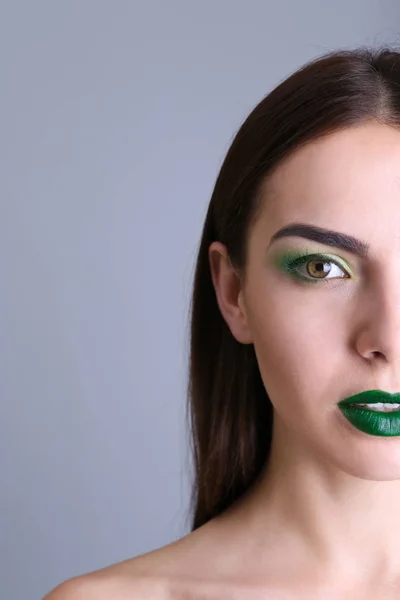 Mujer joven con maquillaje de lujo — Foto de Stock