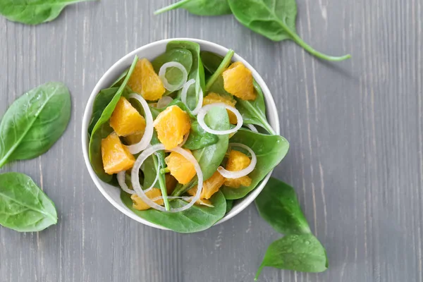 Salat mit Spinat und Orange — Stockfoto
