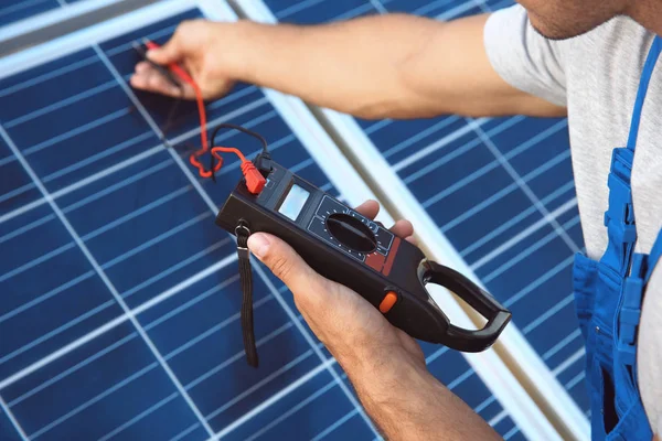 Trabajador que comprueba paneles solares — Foto de Stock