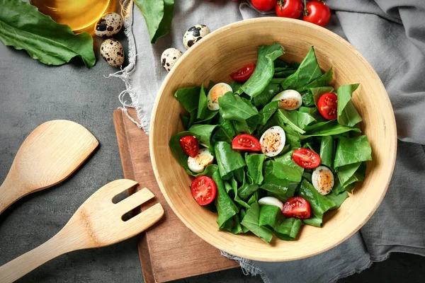 Bıldırcın yumurtası ve masada kase ıspanak salatası