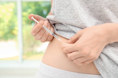 Diyabetik hasta insülin enjekte