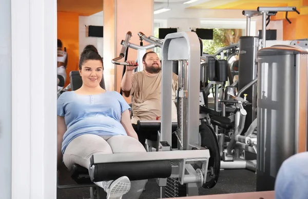 Overgewicht vrouw in sportschool — Stockfoto