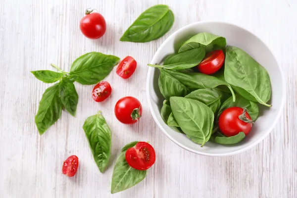 Tomates cherry y albahaca — Foto de Stock