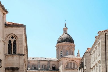 Tarihi binalar görünümünü yaz gününde