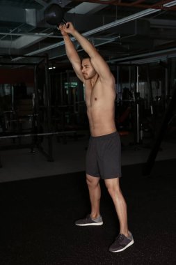 Kettlebell ile egzersiz yapan erkek