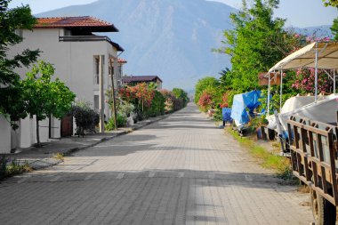Tatil beldesi caddede güzel manzarasına güneşli