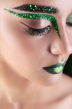 Yaratıcı makyaj, genç kadınla yakın çekim