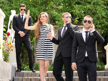 Genç ünlü korumaları ile 