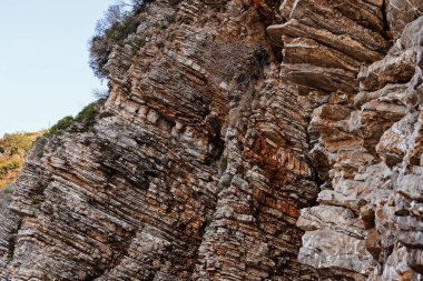 Güneşli kayalık dağ