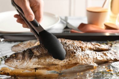 Kadın alarak lezzetli balık 