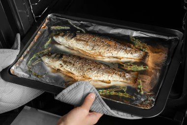 Balık Fırın tepsisini alarak kadın 