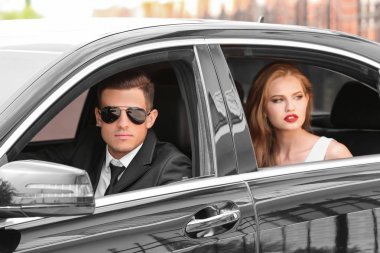 Genç ünlü modern araba koruma ile