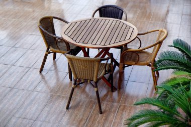 Ahşap masa ve hasır sandalyeler sokak Cafe