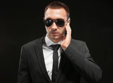 yakışıklı güvenlik görevlisi  