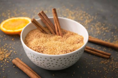 Tarçınlı şeker ile kase