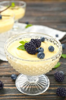 yaban mersini ile vanilya puding