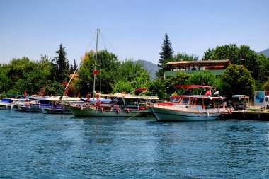 Nehir ve yatak güzel görünümünü gün güneşli yaz