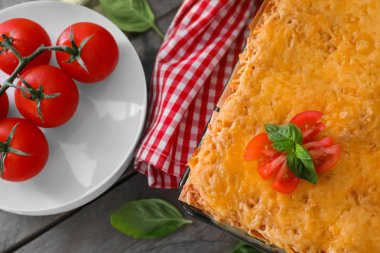 Yemek pişirme içinde lezzetli lazanya 