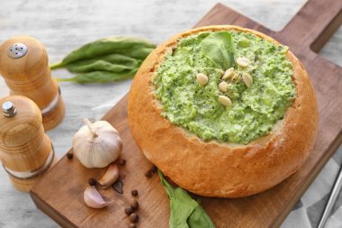 Ispanak sos ile dolu ekmek