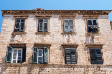 Tarihi şehir içinde eski taş ev