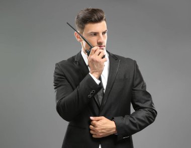 yakışıklı güvenlik görevlisi 