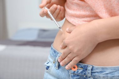 Diyabetik hasta insülin enjekte