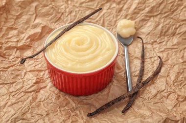 Kırmızı yay vanilya puding