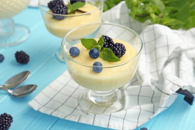 yaban mersini ile vanilya puding 