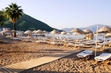 Konforlu şezlonglarla deniz Beach Resort