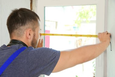 Düz işçi tamir penceresinde