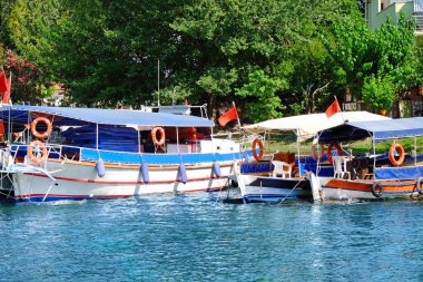 Güzel bir gün güneşli yaz demirli tekneler manzarası