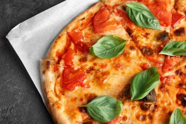 Lezzetli pizza domates ile  