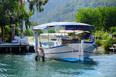 Demirli teknenin güneşli güzel manzara